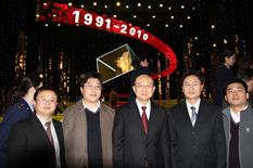 國家質(zhì)檢總局副局長支樹平（右三）在中央電視臺演播大廳2010年&ldquo;3.15晚會&rdquo;直播現(xiàn)場與中國質(zhì)量檢驗(yàn)協(xié)會會員工作部主任楊曉東（右二）、防偽中心主任王成村（右一）、會員工作部副主任劉輝（左二）、會員工作部副主任王劍（左一）等協(xié)會工作人員代表合影留念